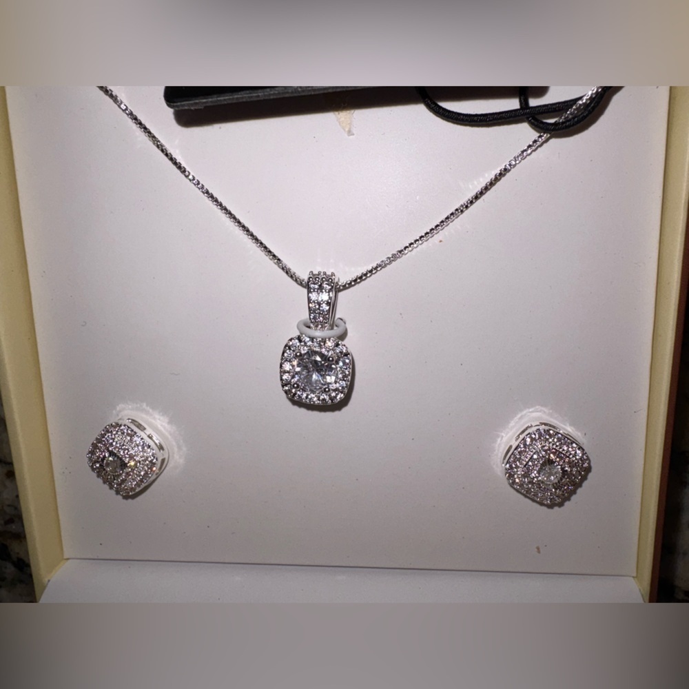 London Fog Crystal Necklace & Stud Earrings Jewelry Set Gift Box - Picture 2 of 5
